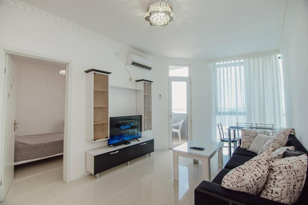 Beachfronts Cando With Balcony & Sunset Location